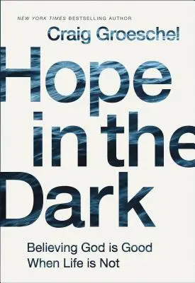 Esperanza en la oscuridad: Creer que Dios es bueno cuando la vida no lo es - Hope in the Dark: Believing God Is Good When Life Is Not