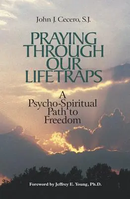 Rezar a través de nuestras trampas vitales: Un camino psicoespiritual hacia la libertad - Praying Through Our Lifetraps: A Psycho-Spiritual Path to Freedom