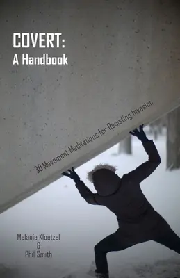 Encubierto: Un manual - 30 meditaciones de movimiento para resistir la invasión - Covert: A Handbook - 30 Movement Meditations for Resisting Invasion