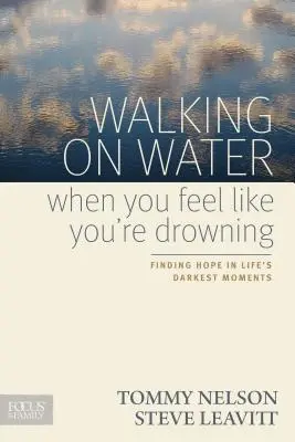 Caminar sobre las aguas cuando sientes que te ahogas: Cómo encontrar esperanza en los momentos más oscuros de la vida - Walking on Water When You Feel Like You're Drowning: Finding Hope in Life's Darkest Moments