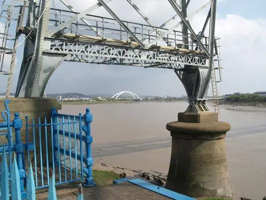 El puente transbordador de Newport y la industria a lo largo del río - Newport Transporter Bridge and Industry Along the River