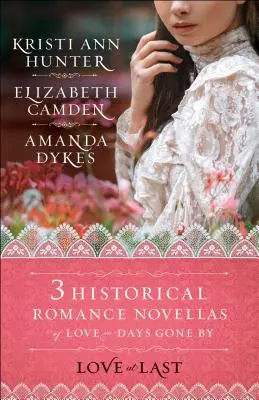 Amor al fin: Tres novelas románticas históricas de amor en tiempos pasados - Love at Last: Three Historical Romance Novellas of Love in Days Gone by