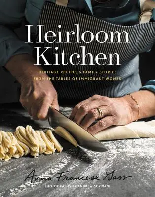 La cocina de la herencia: Recetas heredadas e historias familiares de las mesas de mujeres inmigrantes - Heirloom Kitchen: Heritage Recipes and Family Stories from the Tables of Immigrant Women