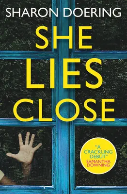 Ella yace cerca - She Lies Close