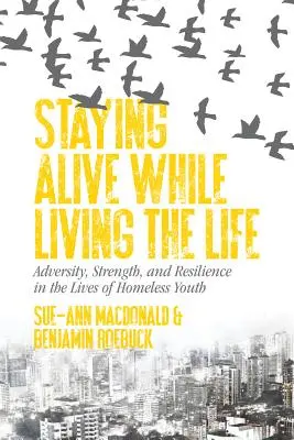 Mantenerse vivo mientras se vive la vida: Adversidad, fortaleza y resiliencia en la vida de los jóvenes sin hogar - Staying Alive While Living the Life: Adversity, Strength, and Resilience in the Lives of Homeless Youth