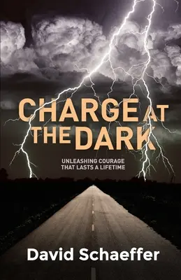 Cargar contra la oscuridad: Desatar el coraje que dura toda la vida - Charge at the Dark: Unleashing Courage That Lasts a Lifetime