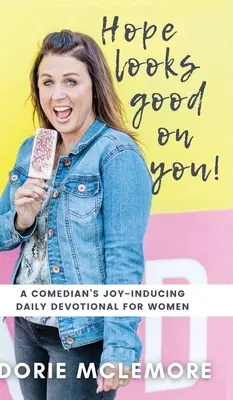 La esperanza te sienta bien Devocionario diario para mujeres de un comediante que induce a la alegría - Hope Looks Good on You!: A Comedian's Joy-inducing Daily Devotional for Women