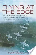 Volando al límite: 20 años de vuelo de primera línea y de exhibición en la Guerra Fría - Flying at the Edge: 20 Years of Front-line and Display Flying in the Cold War Era