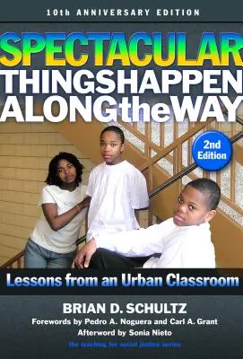 Por el camino pasan cosas espectaculares: Lecciones de un aula urbana - Edición 10º aniversario - Spectacular Things Happen Along the Way: Lessons from an Urban Classroom--10th Anniversary Edition