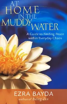 En casa en el agua turbia: Una guía para encontrar la paz en el caos cotidiano - At Home in the Muddy Water: A Guide to Finding Peace Within Everyday Chaos