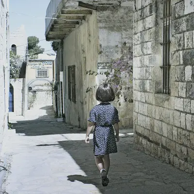 Y el callejón que encaló de azul claro: El secreto de todos esos lugares atemporales donde uno se siente como en casa - And the Alley She Whitewashed in Light Blue: The Secret of All Those Timeless Places Where One Feels at Home