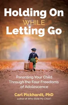 Aguantar sin soltar: Cómo educar a su hijo en las cuatro libertades de la adolescencia - Holding on While Letting Go: Parenting Your Child Through the Four Freedoms of Adolescence