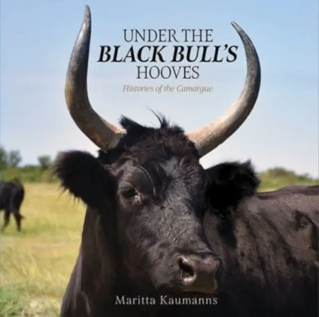 Bajo las pezuñas del toro negro - Historias de la Camarga - Under the Black Bull's Hooves - Histories of the Camargue