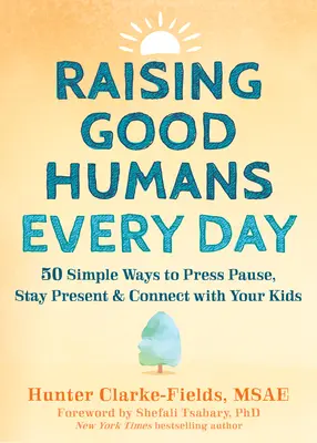 Criar buenos seres humanos cada día: 50 maneras sencillas de hacer una pausa, estar presente y conectar con tus hijos - Raising Good Humans Every Day: 50 Simple Ways to Press Pause, Stay Present, and Connect with Your Kids