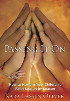 Transmitir la fe: Cómo alimentar la fe de sus hijos temporada tras temporada - Passing It On: How to Nurture Your Children's Faith Season by Season