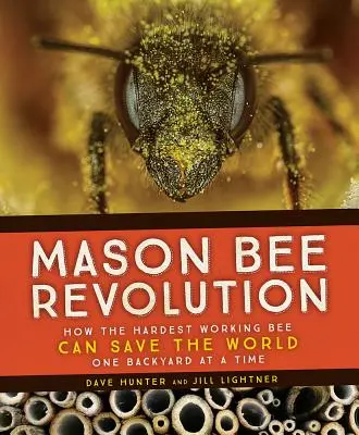 La Revolución de la Abeja Mason: Cómo la abeja más trabajadora puede salvar el mundo - un patio trasero a la vez - Mason Bee Revolution: How the Hardest Working Bee Can Save the World - One Backyard at a Time